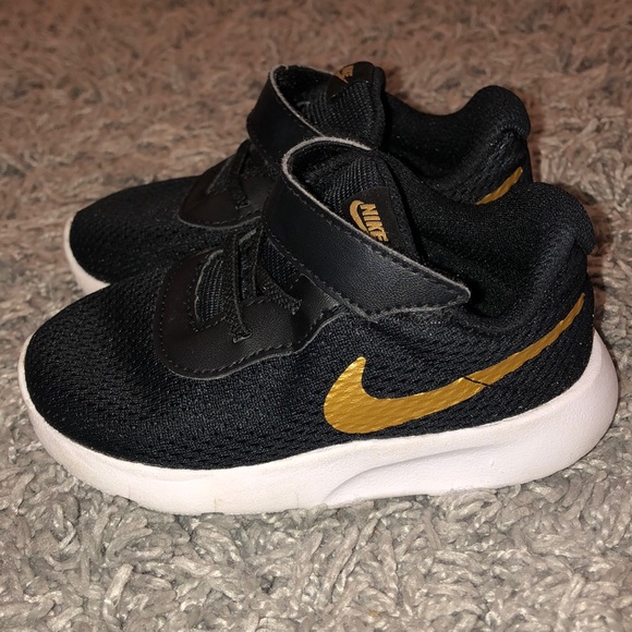 gold nike shoes for boys